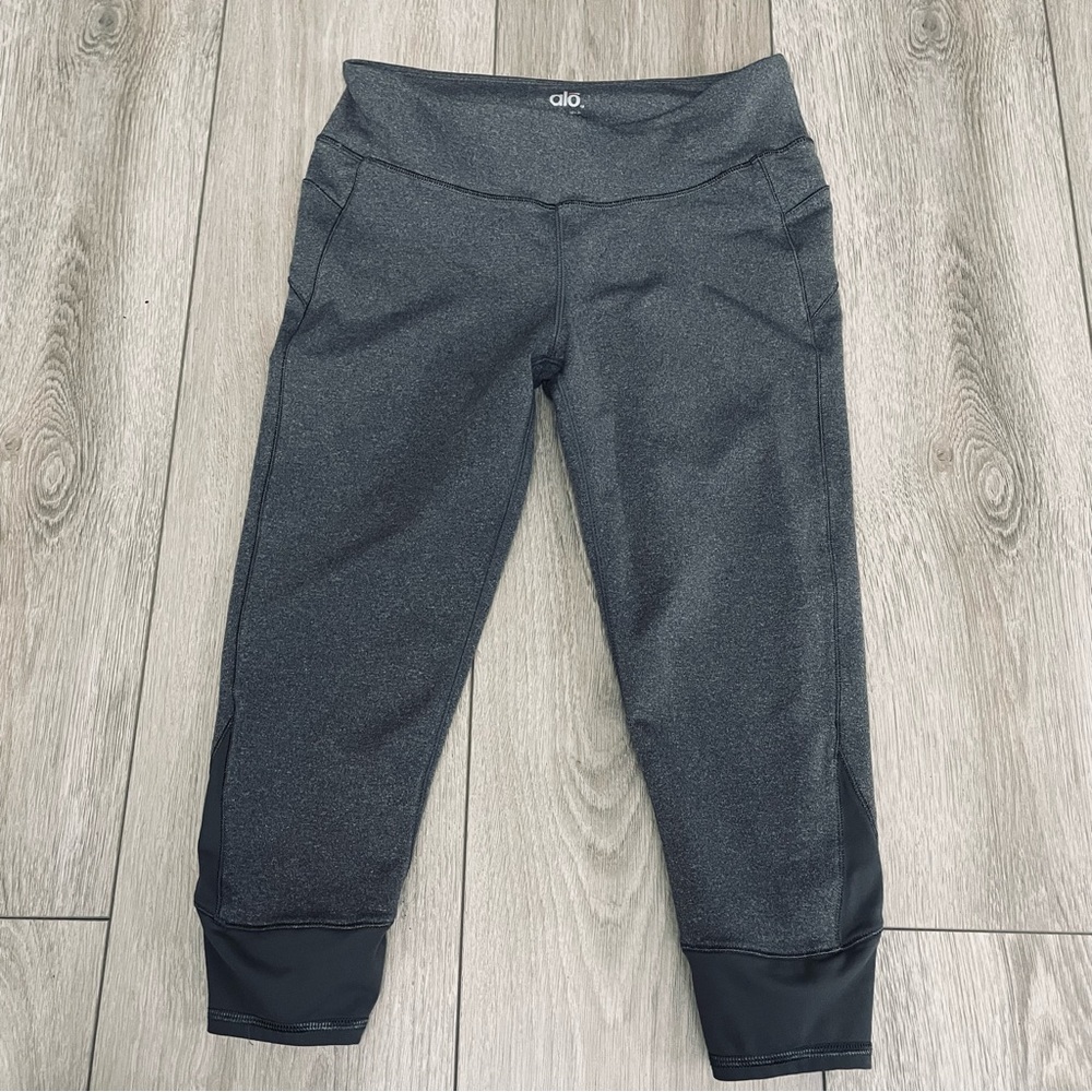 Alo Yoga Leggings 17”  XSmall Gray  Pants Capris Workout Athletic Gym Running
